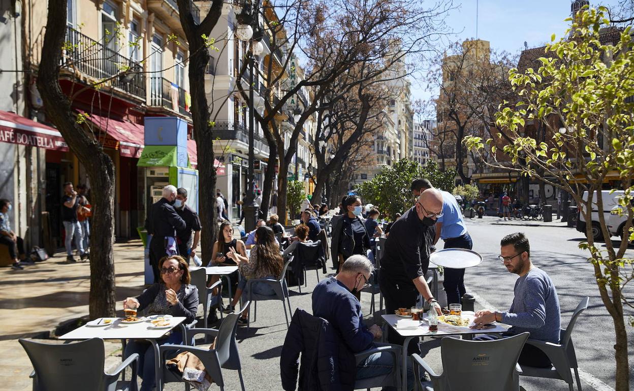 Terraza de un bar en la plaza del Ayuntamiento. 