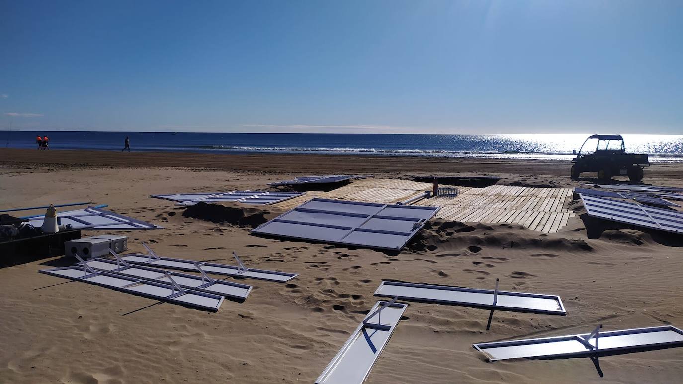 Los días de sol y mar se acercan a la Comunitat. Atrás queda el mal tiempo, las lluvias y el frío que han protagonizado el mes de abril. Las playas de Valencia se preparan ya para la temporada de verano, el segundo en pandemia. 