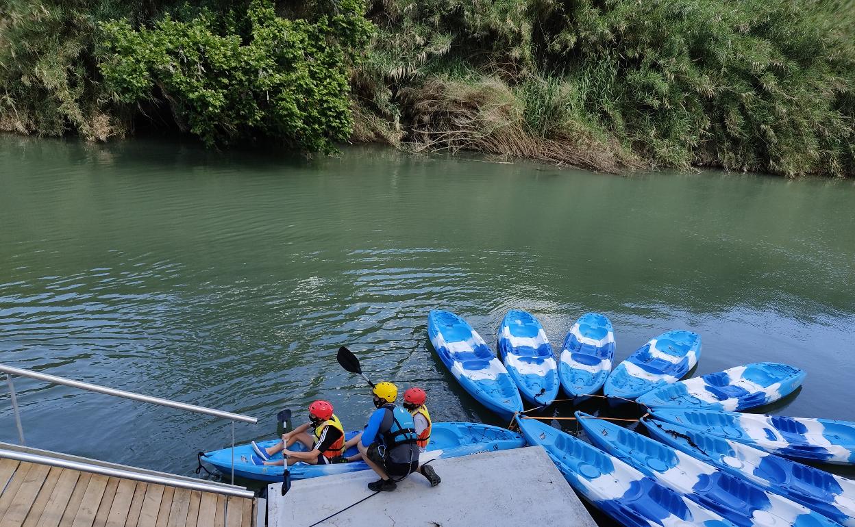 Los estudiantes de Alzira conocen el río a través de sus aguas. 