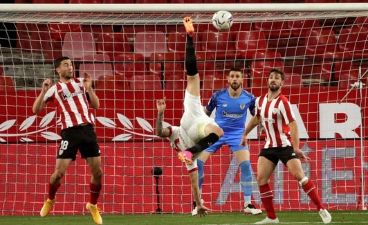 Ocampos remata de chilena ante De Marcos y Yeray. 