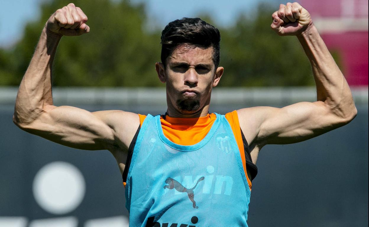 Paulista demostró estar en plena durante el entrenamiento de ayer en Paterna. 