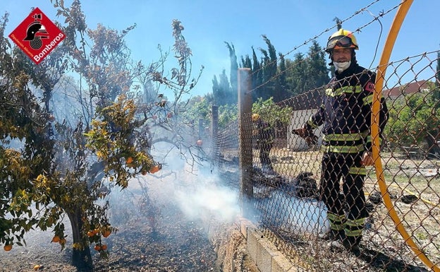 Uno de los efectivos del parque de bomberos de Benidorm en la zona del incendio.