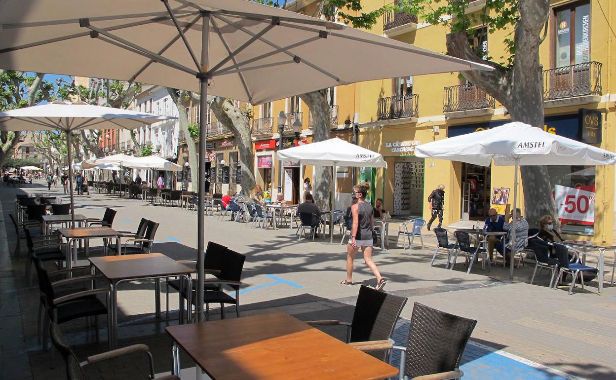 La calle Marqués de Campo, principal arteria de Dénia, lleva un año cerrada al tráfico. 