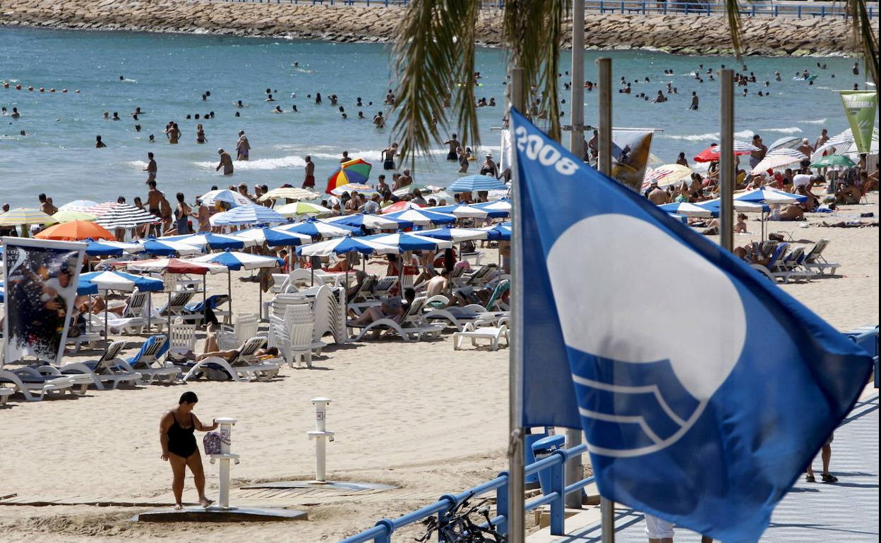 La playa del Postiguet, en Alicante, con su Bandera Azul.