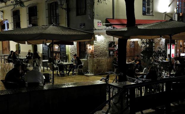 Varias personas disfrutan en una terraza de la plaza del Tossal en el barrio del Carmen de Valencia. 