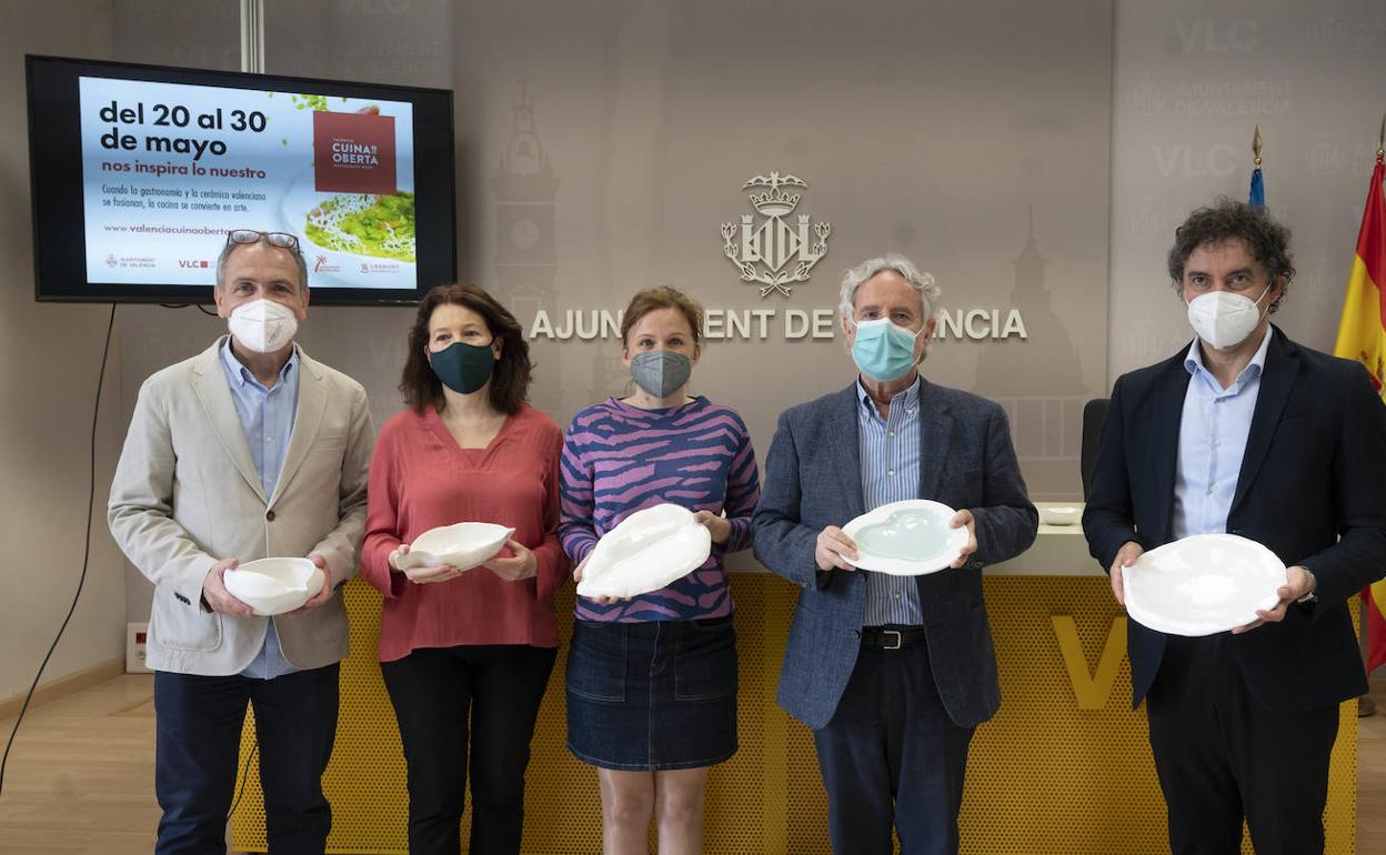 Francesc Colomer y Emiliano García, junto a la diseñadora que ha creado los platos que se usarán en los menús de Valencia Cuina Oberta. 