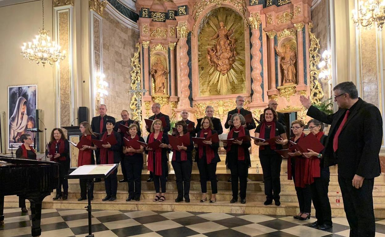 Una actuación del coro parroquial dirigido por Daniel Rubio, para recaudar fondos. 