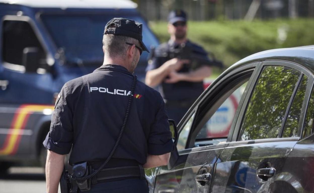 Un policía durante un control, en pleno estado de alarma.