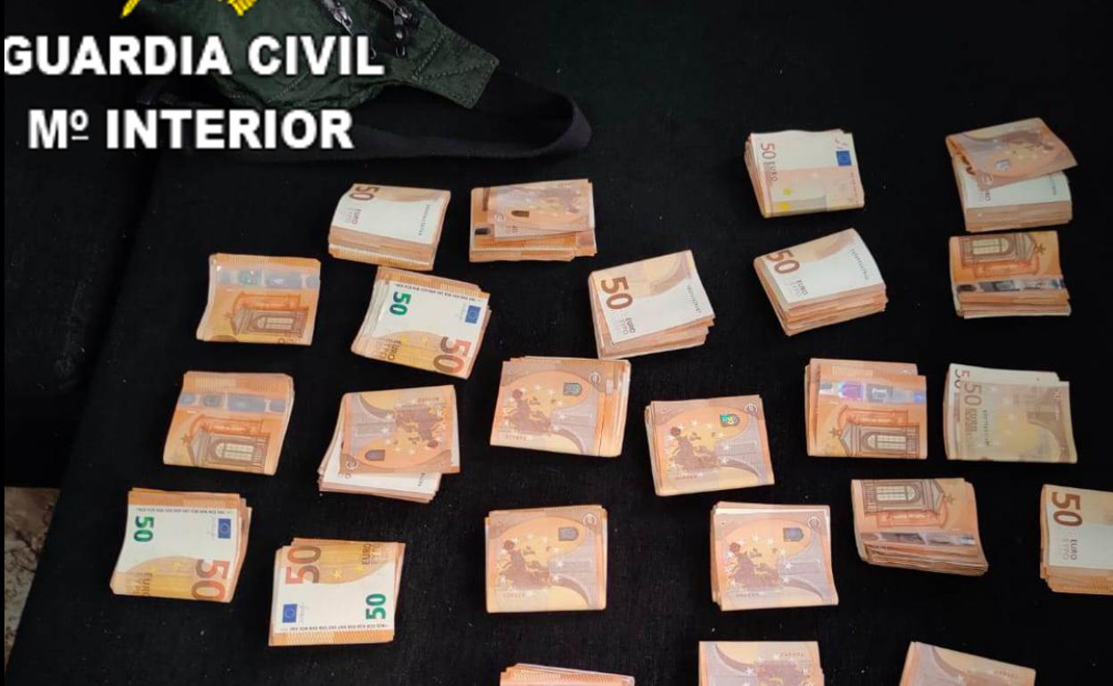 Dinero requisado por la Guardia Civil. 