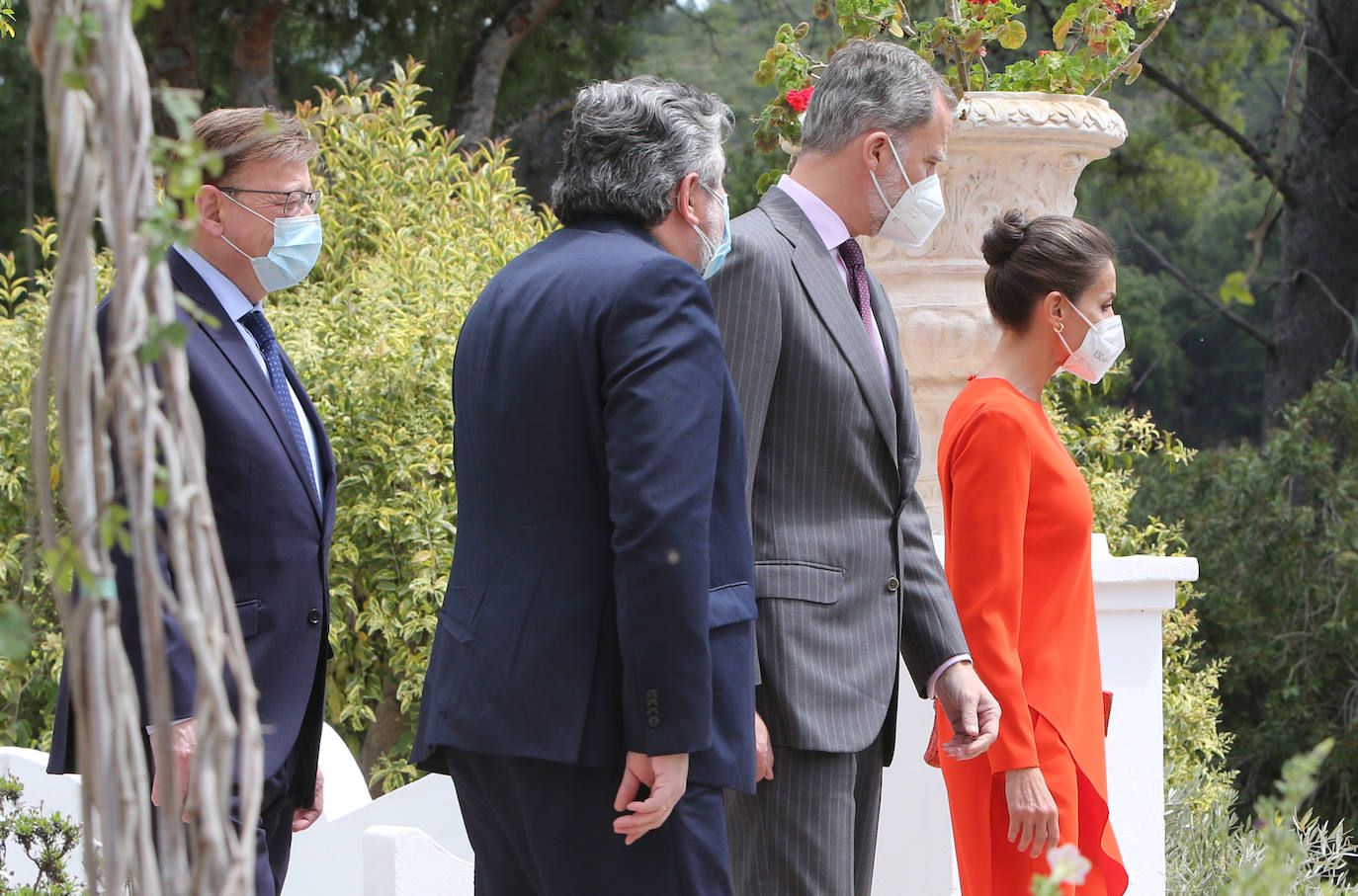 Los Reyes de España entregan el Premio Cervantes a Francisco Brines en la casa del poeta en Oliva