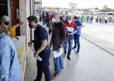 Imagen secundaria 1 - Colas a la entrada del recinto y celebración de la asamblea. 