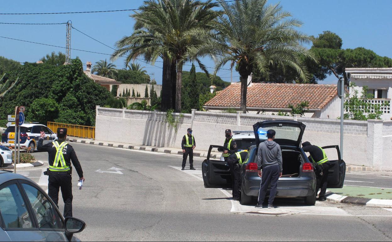 Un control policial en la carretera de Dénia a Xàbia. 