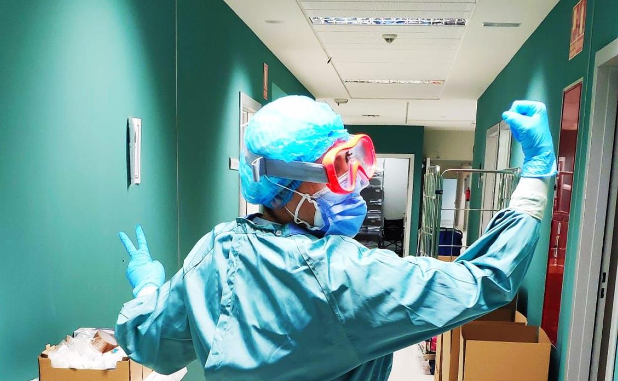 Un sanitario del Hospital de Gandia. 