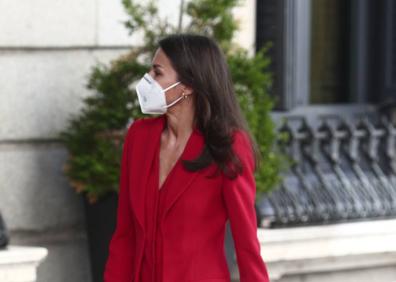 Imagen secundaria 1 - Así es el traje rojo de Letizia. 