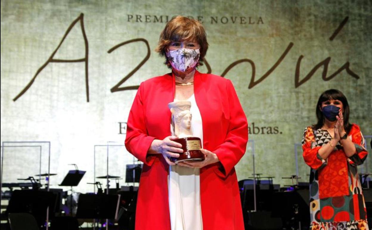 Nativel Arozín recoge su premio por 'El santuario de los elefantes'.