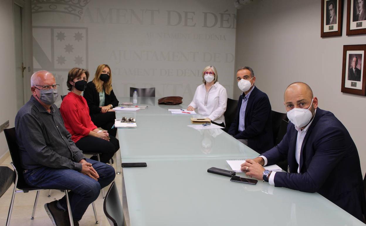 Los representantes de Cedma durante la reunión de ayer con el alcalde de Dénia y la edil de Territorio. 