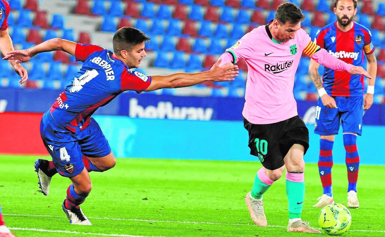 Róber Pier trata de frenar a Messi durante el partido del pasado martes en el Ciutat de València.