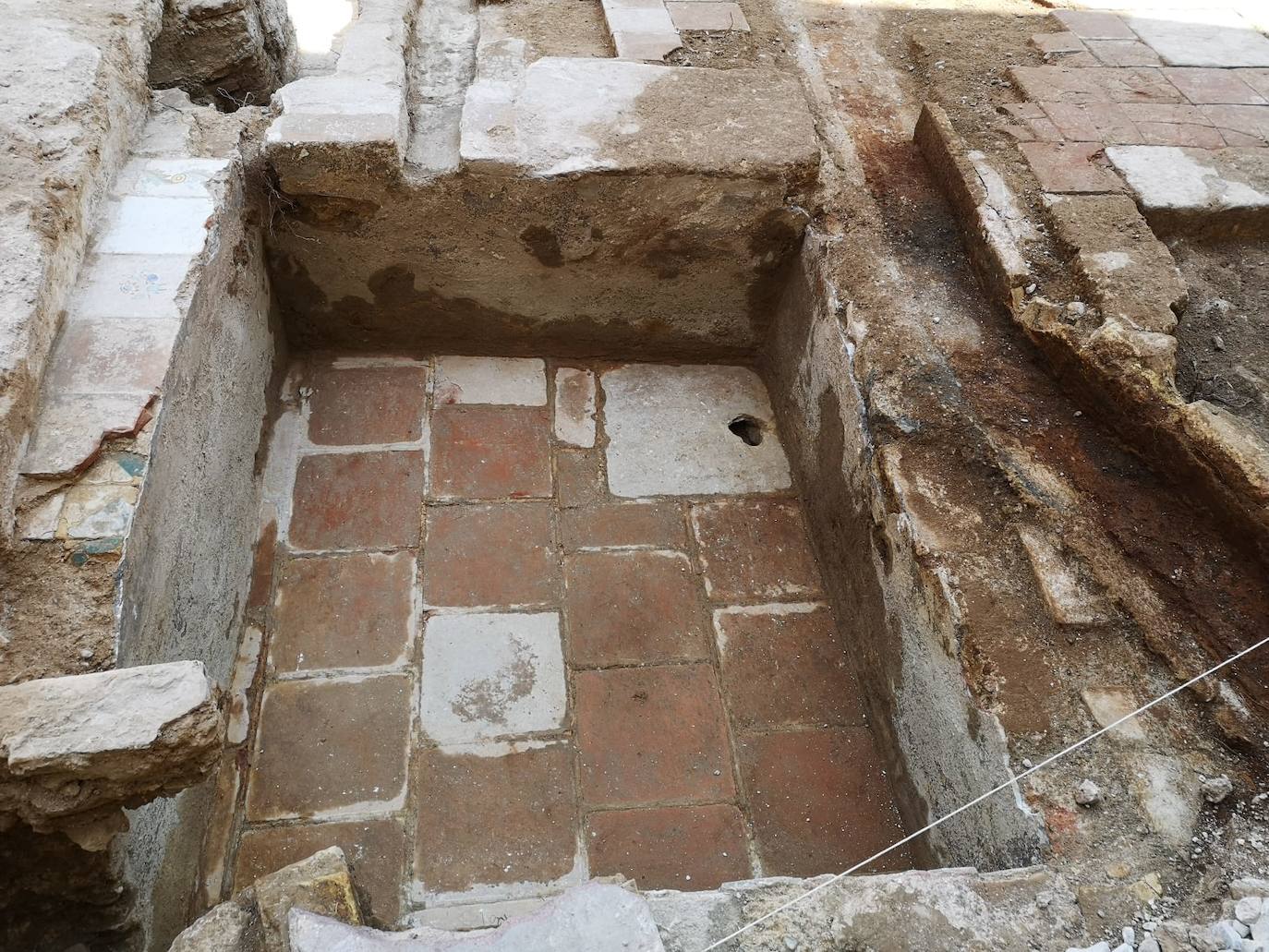 El Ayuntamiento confirma que los restos forman parte del cementerio medieval de la parroquia de la Santa Cruz y que también se han hallado restos de los patios y las cuadras de la posada del Ángel