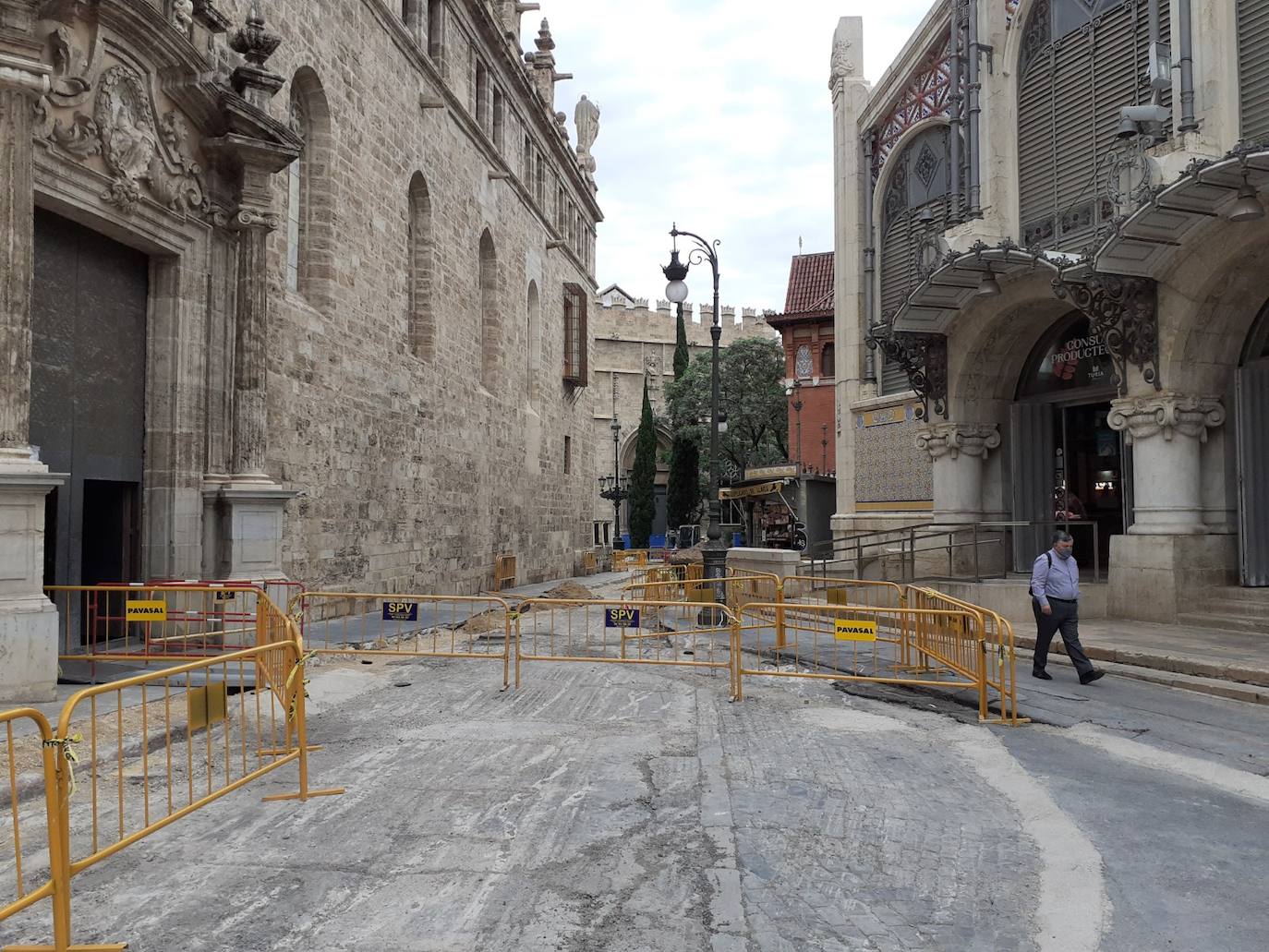 Las máquinas levantan todo el pavimento para el proyecto de peatonalización del entorno del Mercado Central y la Lonja (12/05/2021). 