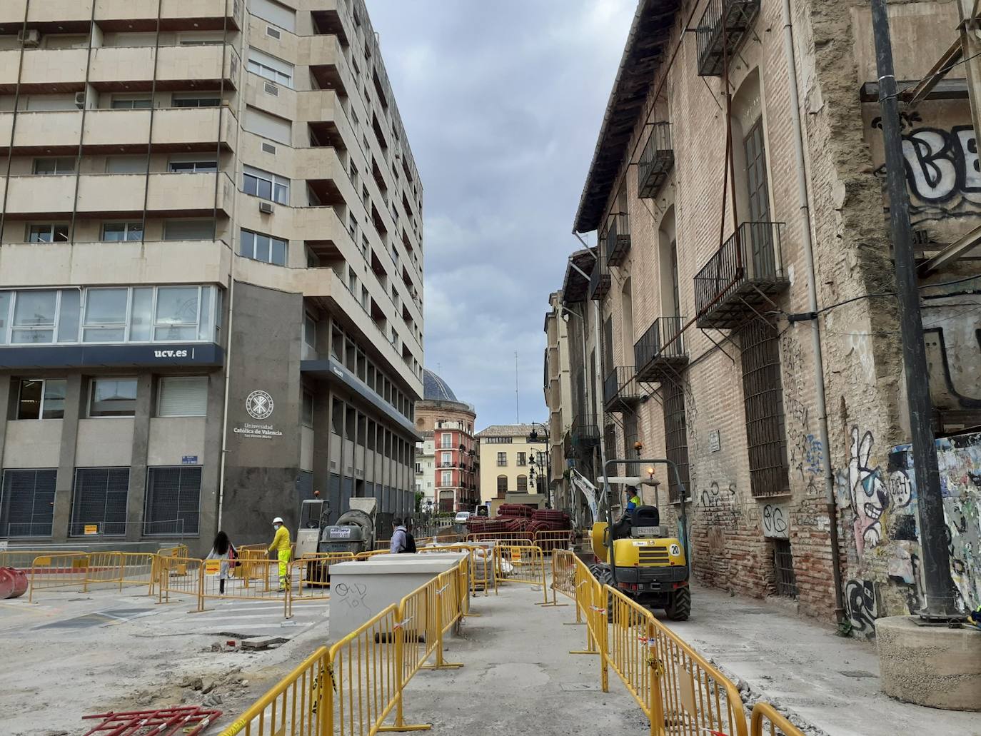 Las máquinas levantan todo el pavimento para el proyecto de peatonalización del entorno del Mercado Central y la Lonja (12/05/2021). 