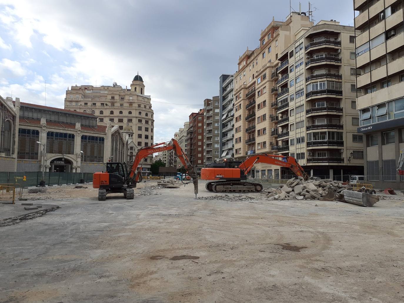 Las máquinas levantan todo el pavimento para el proyecto de peatonalización del entorno del Mercado Central y la Lonja (12/05/2021). 