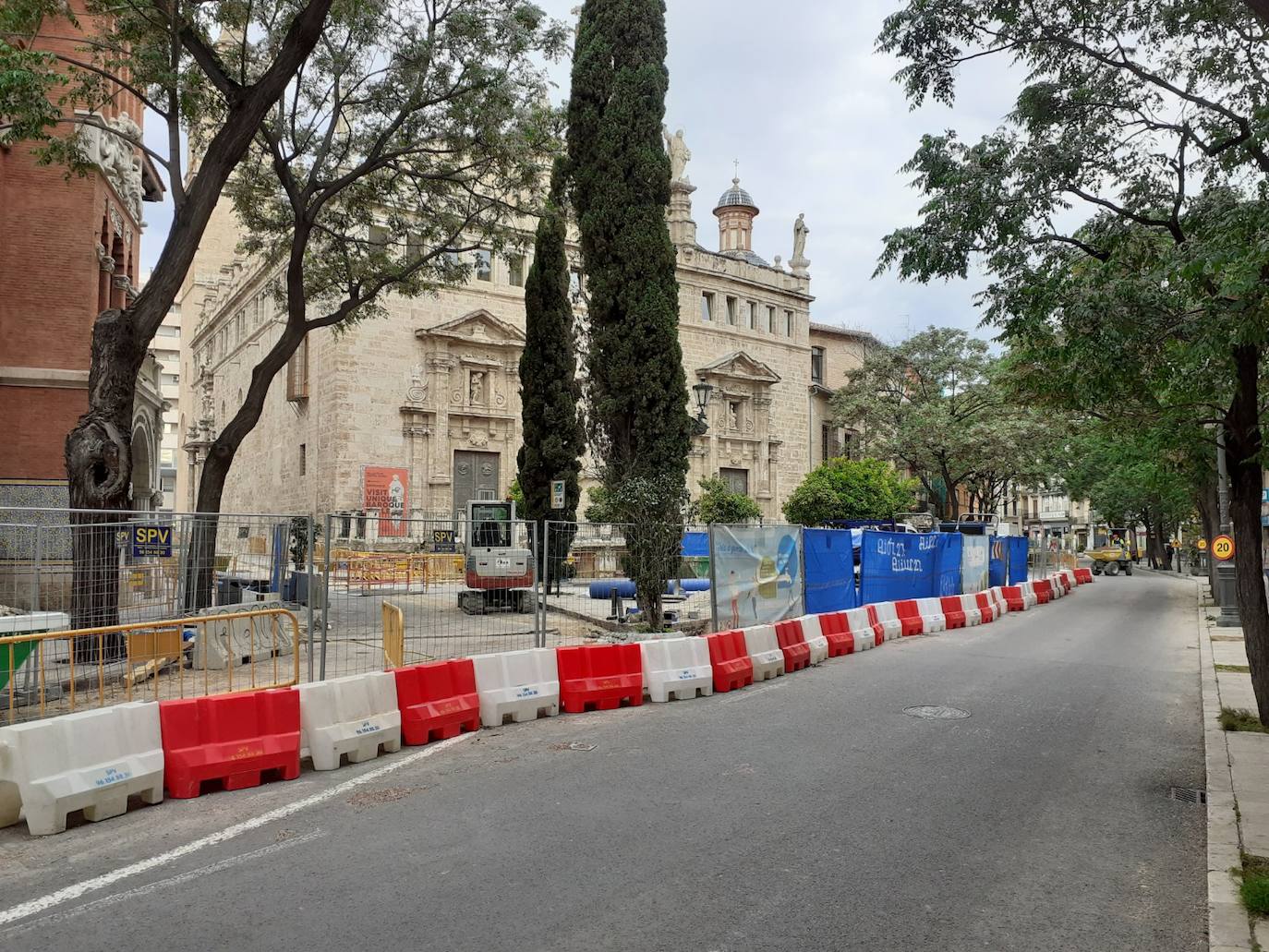 Las máquinas levantan todo el pavimento para el proyecto de peatonalización del entorno del Mercado Central y la Lonja (12/05/2021). 