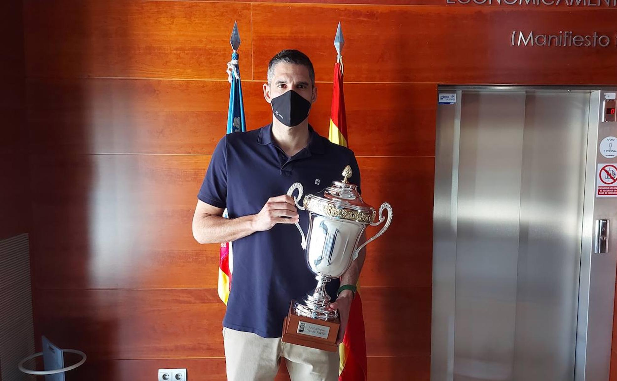 Rubén Burgos posa con el trofeo de la Eurocup Women en la entrada de LAS PROVINCIAS.