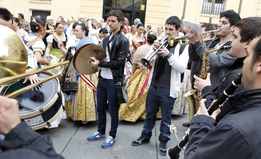 Falleras de varias comisiones de la provincia, en la plaza de Manises. 