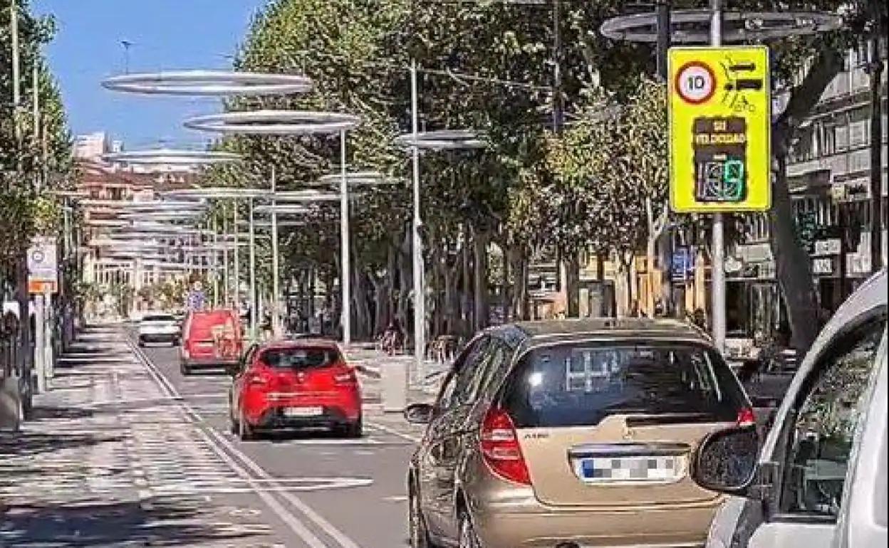 Varios vehículos circulan a menos de 10 kilómetros por hora por la Avenida Mediterráneo.