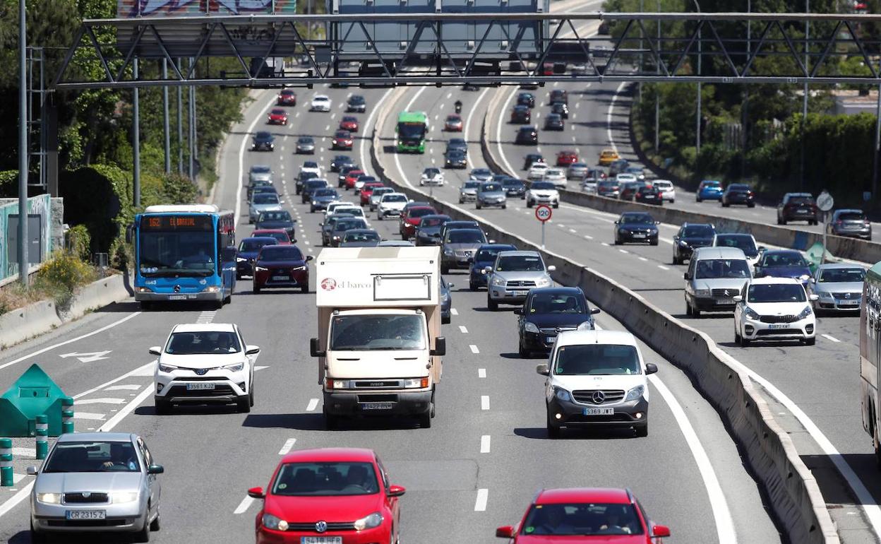 Decenas de vehículos llenan una de las carreteras de salida de Madrid, a primera hora de la tarde. 