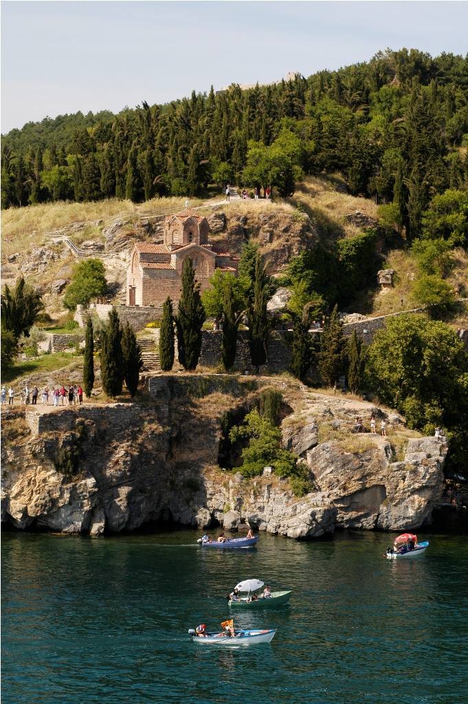 El principal centro turístico es Ohrid, único bien cultural macedonio entre los Patrimonios de la Humanidad de la Unesco y famoso por su lago, el monasterio de San Pantaleón de Ocrida y la Fortaleza de Samuel. Y algo que se suele desconocer, en su capital, Skopje, nació una mujer llamada Agnes Gonxha Bojaxhiu que se hizo célebre como Madre Teresa de Calcuta, premio Nobel de Paz y santa gracias al papa Francisco desde 2016, veinte años después de su muerte. Toda la ciudad está llena de placas con frases de la santa y, aunque su casa natal fue sustituida por un enorme centro comercial, existe la Casa de la Madre Teresa sobre la antigua iglesia en la que fue bautizada. Dentro, se muestran objetos personales de la monja católica, como su sari, un libro de oraciones escritas a mano y varios premios recibidos a lo largo de su vida. 