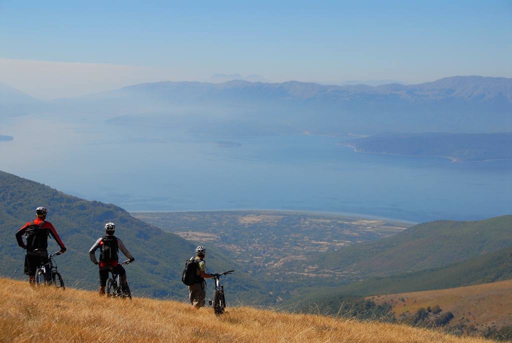 La animación que se encuentra en torno al lago durante los meses de verano, contrasta con la soledad y paz del invierno, solo alterada el 19 de enero, durante la celebración de Vodiçi, la fiesta ortodoxa que conmemora el bautismo de Jesucristo en el río Jordán. Ese día, que disfrutan especialmente los locales, se lanza al lago una cruz que centenares de personas intentan encontrar, pese al frío de las aguas. El que lo consiga, según la tradición, gozará de un año de buena fortuna. 