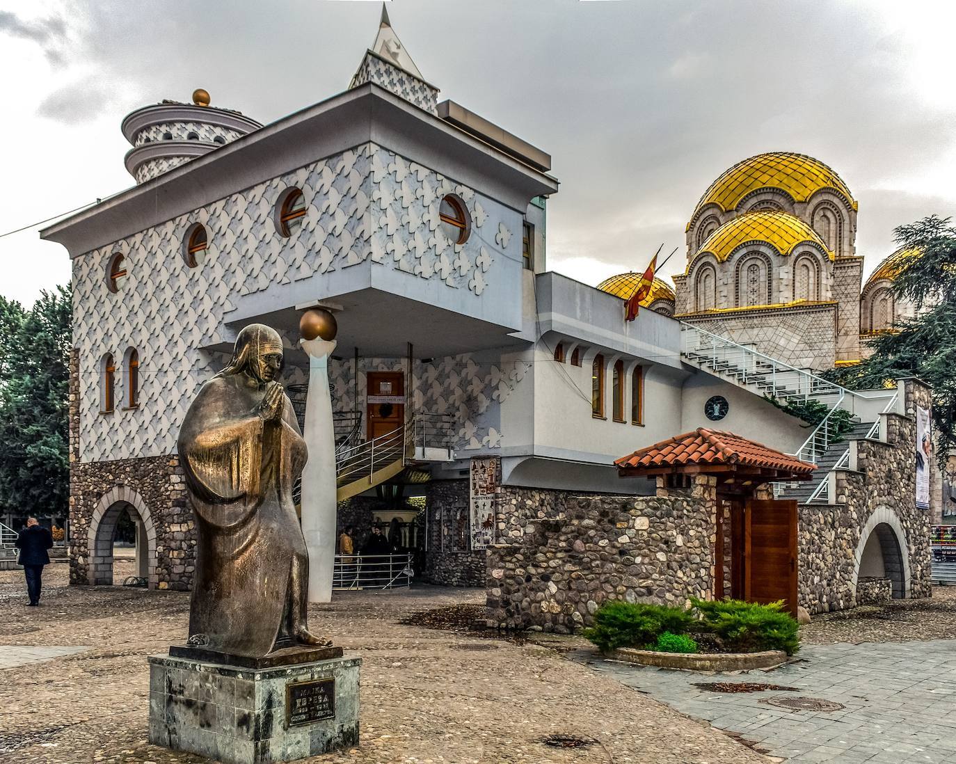 El casco histórico de Ohrid, con sus estrechas callejas bordeadas de restaurantes y cafés, su paseo junto al lago y su playa de guijarros, ofrecen algunas joyas y muestran la espectacularidad del arte bizantino en iglesias como Santa Sofía, también el majestuoso teatro romano, la belleza de la iglesia de la Madre de Dios Perivlepta, que resultan estimulantes para subir hasta la iglesia de Sveti Jovan del siglo XIII, probablemente el edificio más fotografiado del país y, sin duda un buen lugar de inspiración para los monjes medievales que buscaban paz e inspiración espiritual. La pequeña iglesia luce frescos originales tras el altar, dedicados a San Clemente y San Erasmo, Constantine Kavasilas o la comunión de los apóstoles. También en lo alto se encuentra la fortaleza de Samouil que domina la ciudad. 