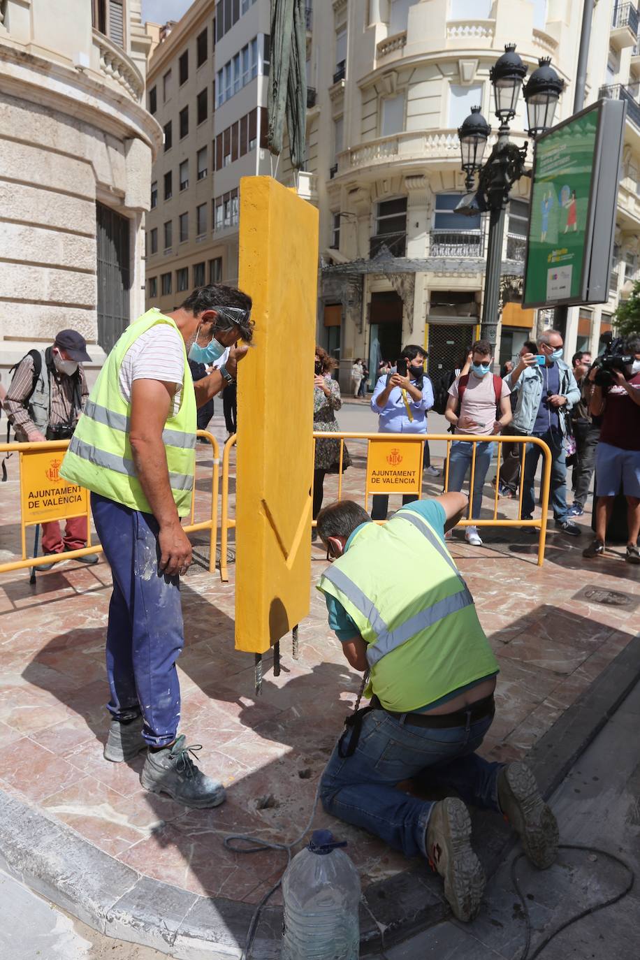 El polémico monolito en honor a los movimientos sociales del 15-M ha sido instalado esta mañana en la acera de la plaza del Ayuntamiento de Valencia. 