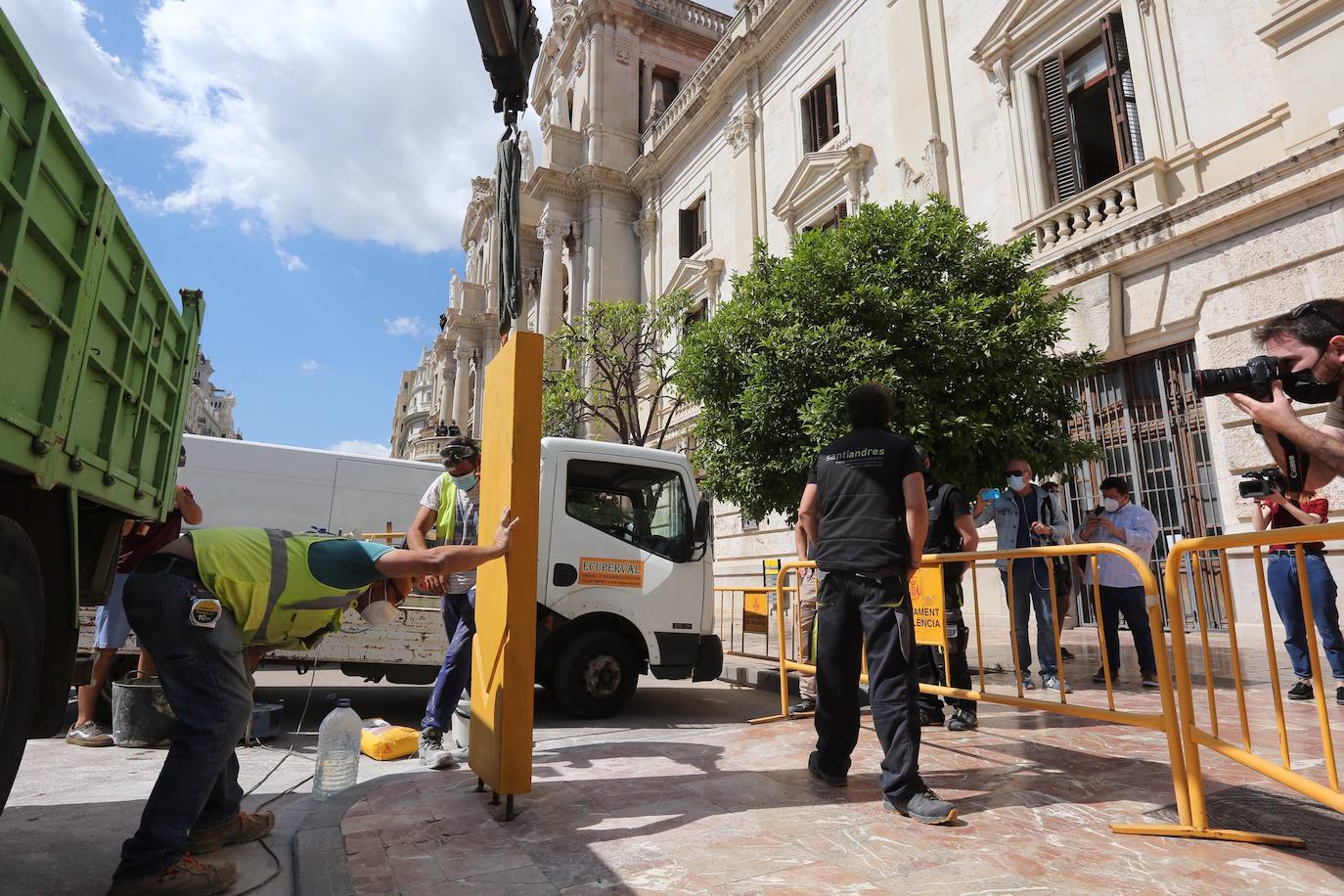 El polémico monolito en honor a los movimientos sociales del 15-M ha sido instalado esta mañana en la acera de la plaza del Ayuntamiento de Valencia. 