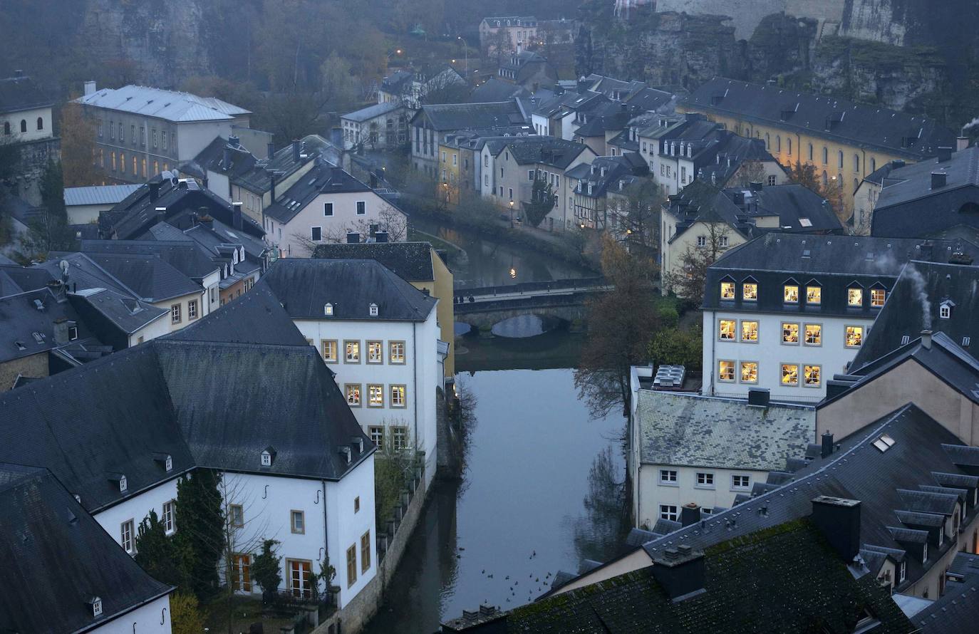 5.- LUXEMBURGO | El país se sitúa en el puesto cinco de la lista. Y lo hace porque cuenta con otra de las pensiones públicas más altas: 90,1% del sueldo. La edad media de jubilación está en los 60,90 años y la esperanza de vida, en 82,79. En cuanto a médicos: 2,98 por cada 1.000 habitantes.