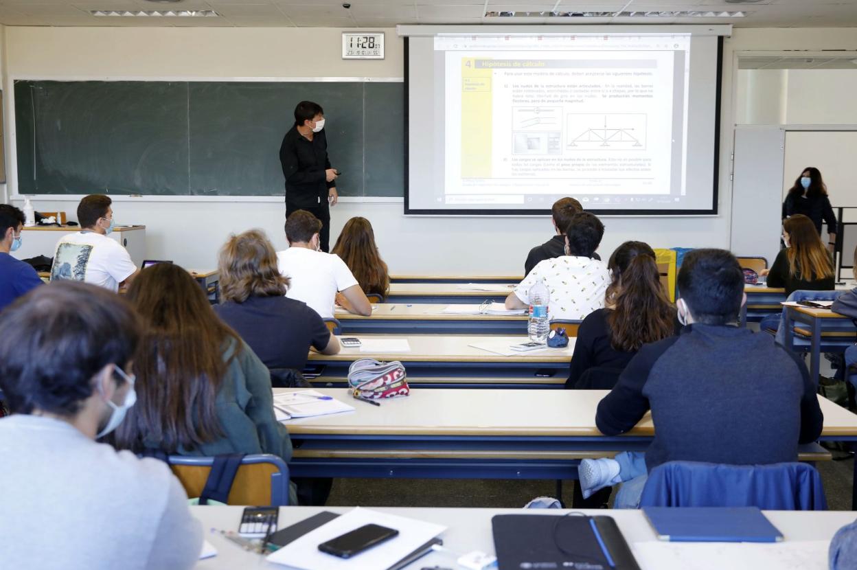 Los alumnos de la Universitat Politècnica, tras la vuelta a las aulas después del brote que obligó a suspender las clases presenciales. 