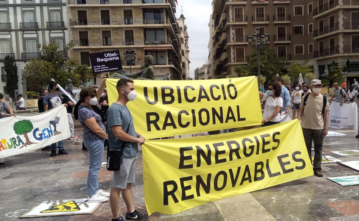 Dos de las pancartas de la concentración realizada este sábado en Valencia. 