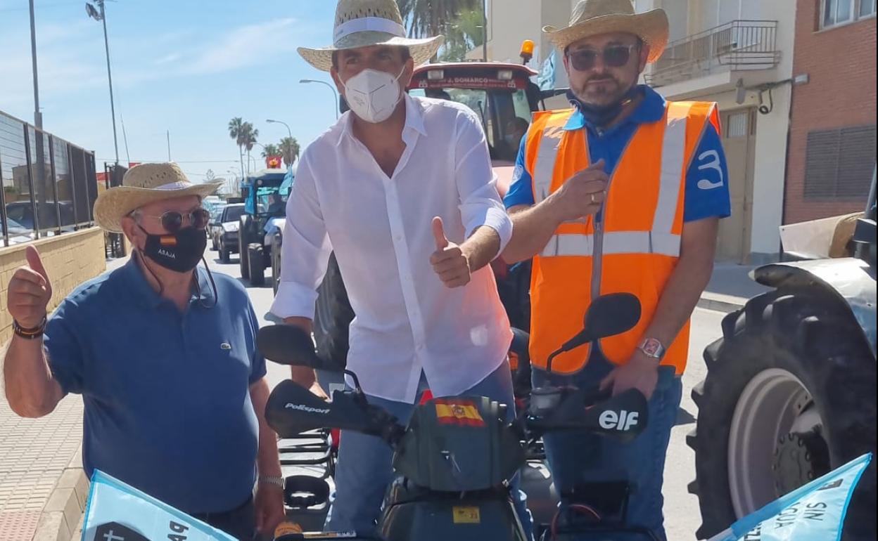 El presidente de la Diputación, Carlos Mazón, en el centro de la imagen, durante la tractorada. 