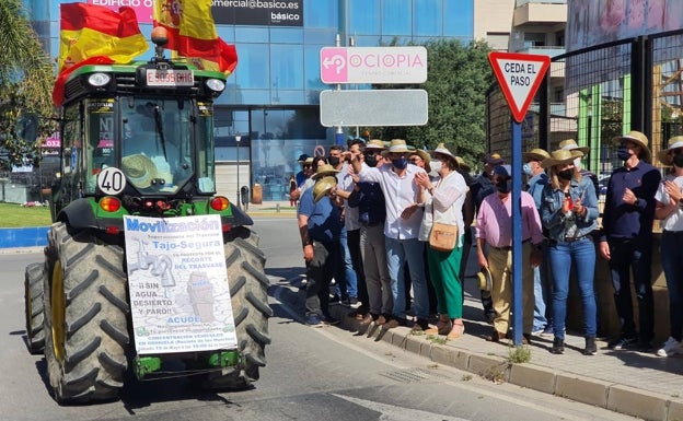 Un momento de la tractorada en Orihuela.