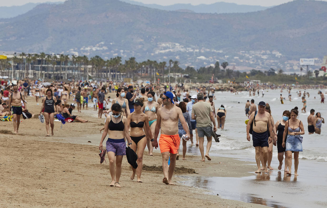 Las playas de Valencia y la zona costera de la Comunitat se han convertido en el principal atractivo para los madrileños y residentes de otras muchas comunidades autónomas, sobre todo de la zona centro, que tenían claro que este fin de semana tocaba disfrutar de sol, playa, brisa marina y una buena gastronomía en el primer fin de semana que podían desplazarse a tierras valencianas.