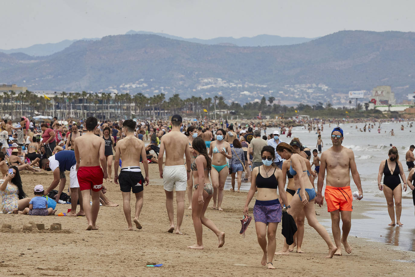 Las playas de Valencia y la zona costera de la Comunitat se han convertido en el principal atractivo para los madrileños y residentes de otras muchas comunidades autónomas, sobre todo de la zona centro, que tenían claro que este fin de semana tocaba disfrutar de sol, playa, brisa marina y una buena gastronomía en el primer fin de semana que podían desplazarse a tierras valencianas.