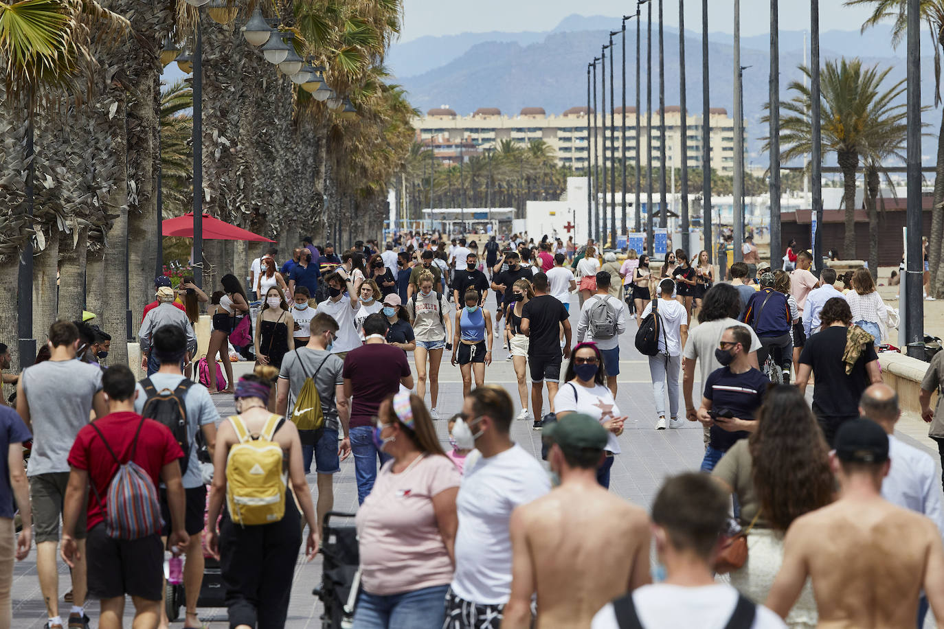 Las playas de Valencia y la zona costera de la Comunitat se han convertido en el principal atractivo para los madrileños y residentes de otras muchas comunidades autónomas, sobre todo de la zona centro, que tenían claro que este fin de semana tocaba disfrutar de sol, playa, brisa marina y una buena gastronomía en el primer fin de semana que podían desplazarse a tierras valencianas.