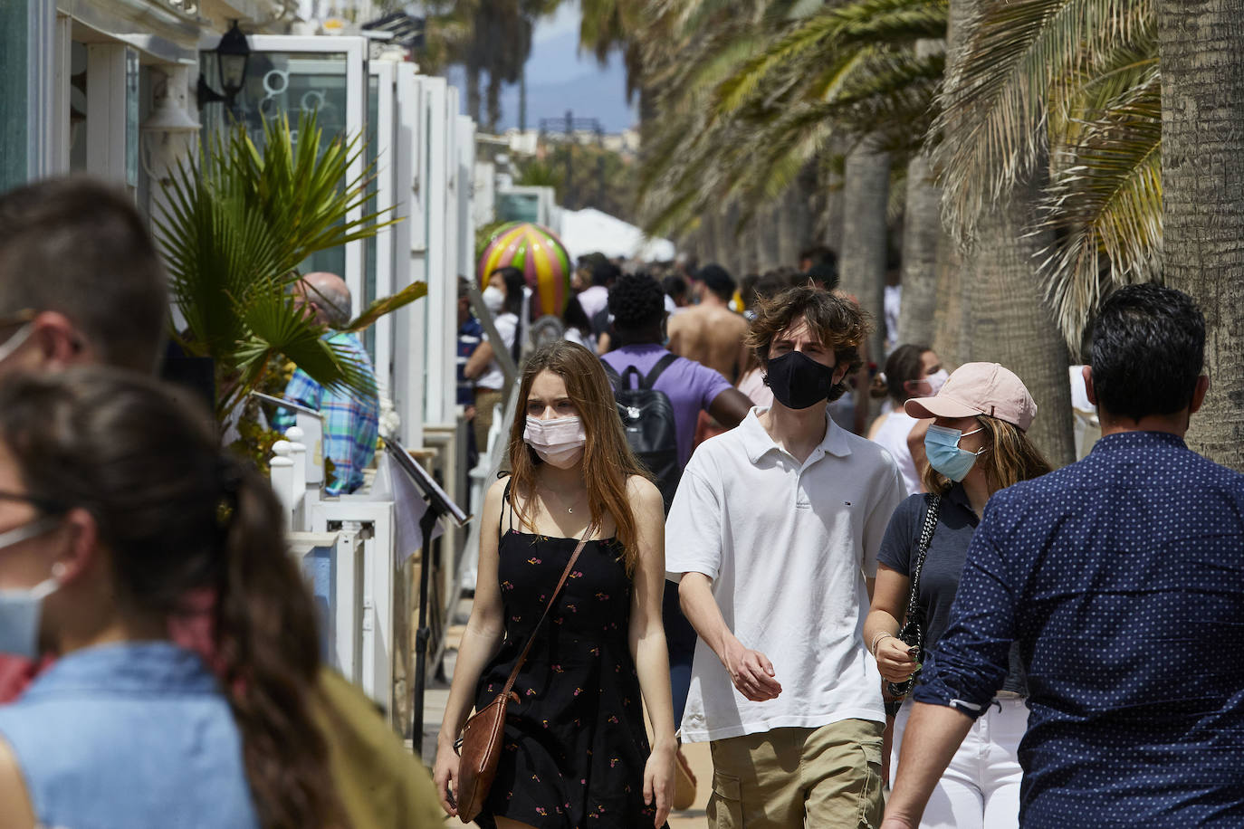 Las playas de Valencia y la zona costera de la Comunitat se han convertido en el principal atractivo para los madrileños y residentes de otras muchas comunidades autónomas, sobre todo de la zona centro, que tenían claro que este fin de semana tocaba disfrutar de sol, playa, brisa marina y una buena gastronomía en el primer fin de semana que podían desplazarse a tierras valencianas.