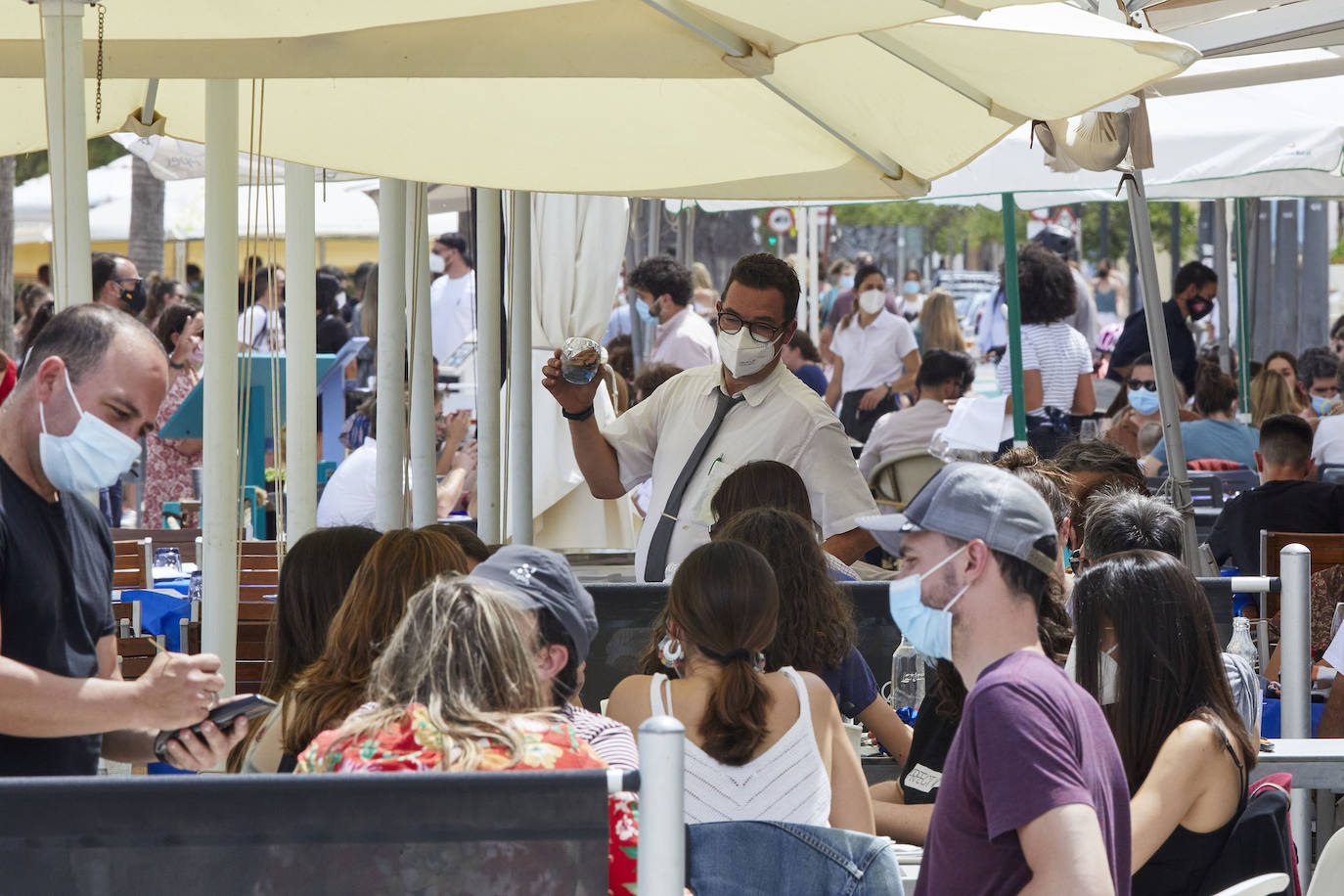 Las playas de Valencia y la zona costera de la Comunitat se han convertido en el principal atractivo para los madrileños y residentes de otras muchas comunidades autónomas, sobre todo de la zona centro, que tenían claro que este fin de semana tocaba disfrutar de sol, playa, brisa marina y una buena gastronomía en el primer fin de semana que podían desplazarse a tierras valencianas.