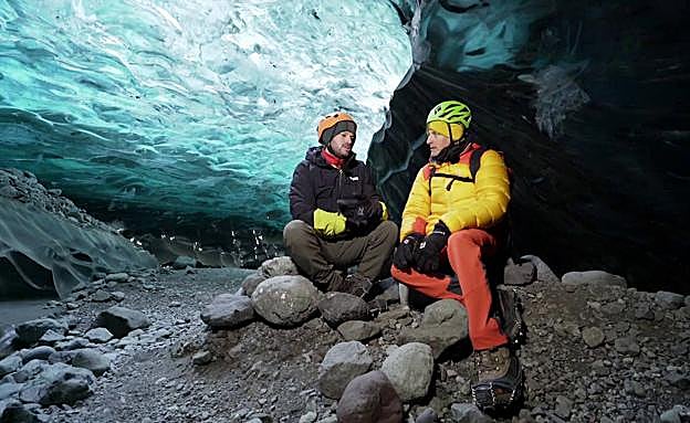 Jesús Calleja con Willy Bárcenas, cantante de Taburete.