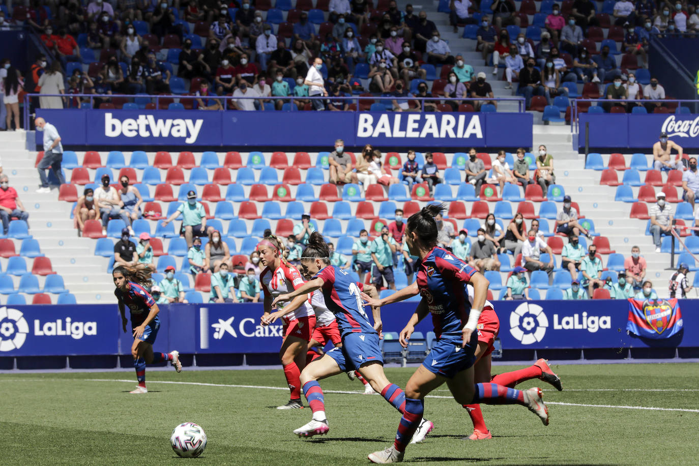 La afición granota estrena el campo de Orriols tras su remodelación en el encuentro entre las de María Pry y el Santa Teresa.