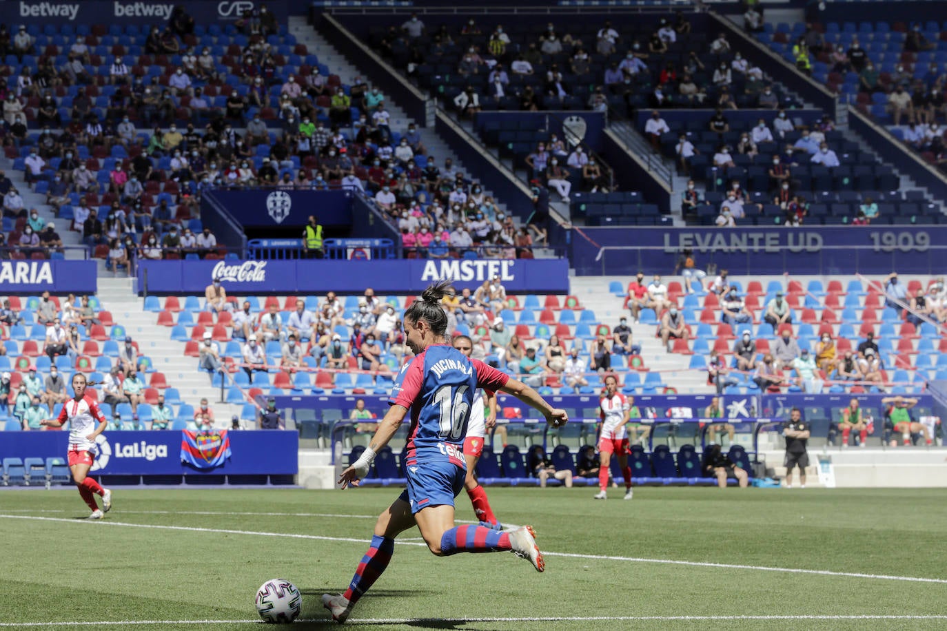 La afición granota estrena el campo de Orriols tras su remodelación en el encuentro entre las de María Pry y el Santa Teresa.