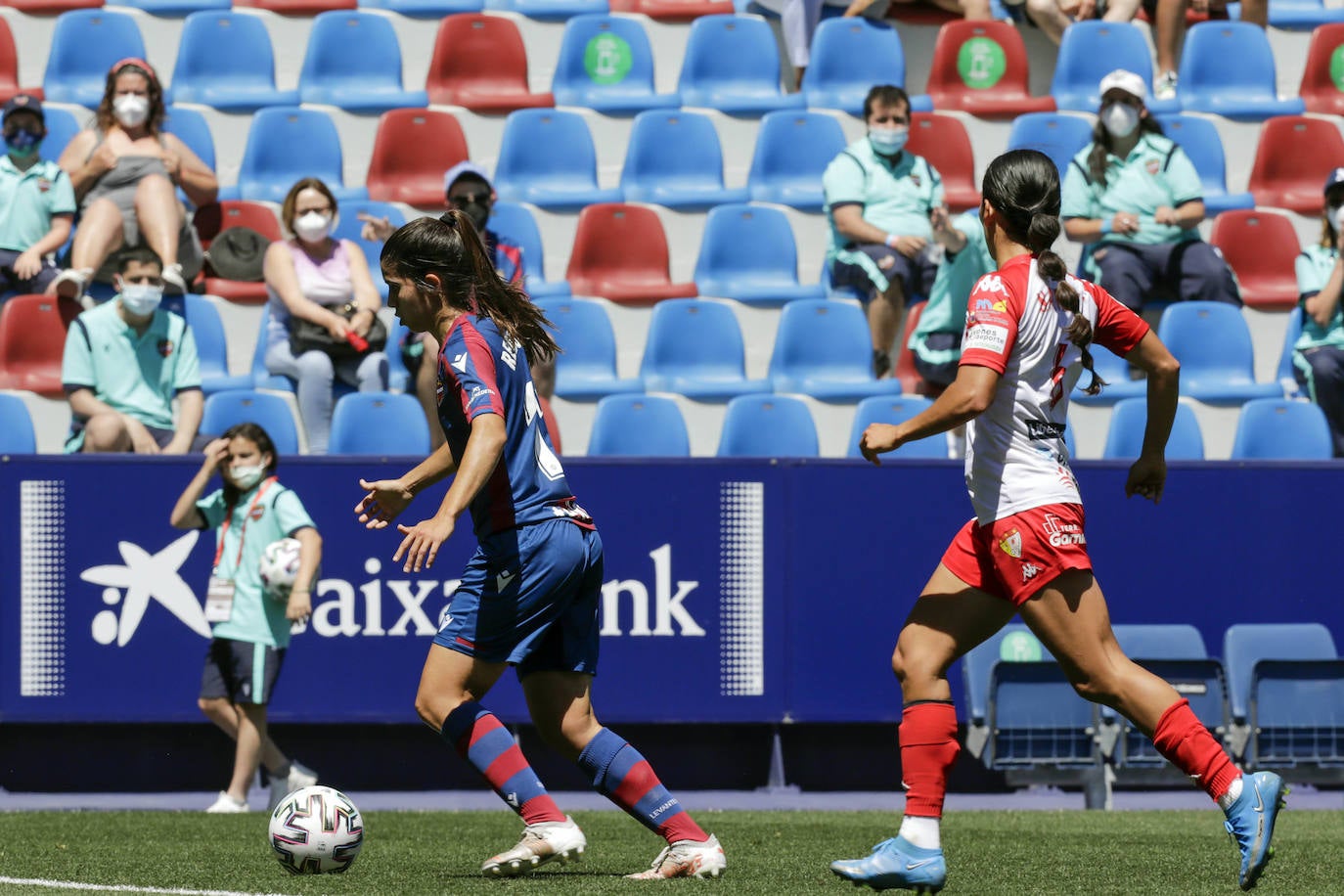 La afición granota estrena el campo de Orriols tras su remodelación en el encuentro entre las de María Pry y el Santa Teresa.