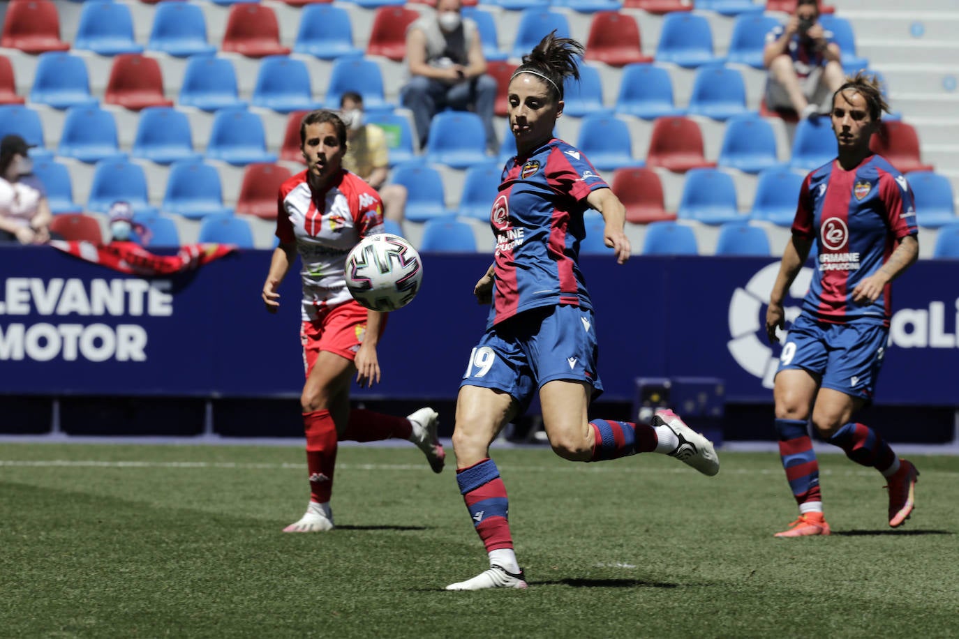 La afición granota estrena el campo de Orriols tras su remodelación en el encuentro entre las de María Pry y el Santa Teresa.